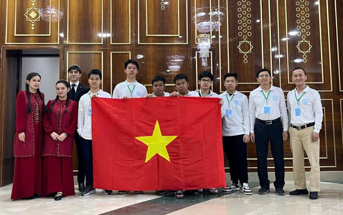 Hai anh em song sinh Nguyễn Trí Hiền và Nguyễn Trí Hậu giành Huy chương Vàng tại kỳ thi Olympic Toán học quốc tế lần thứ II.