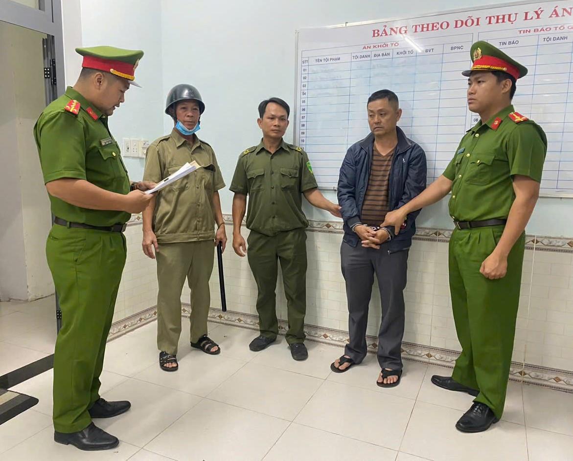 Trần Quốc Linh chỉ nơi vứt tang vật trộm cắp.