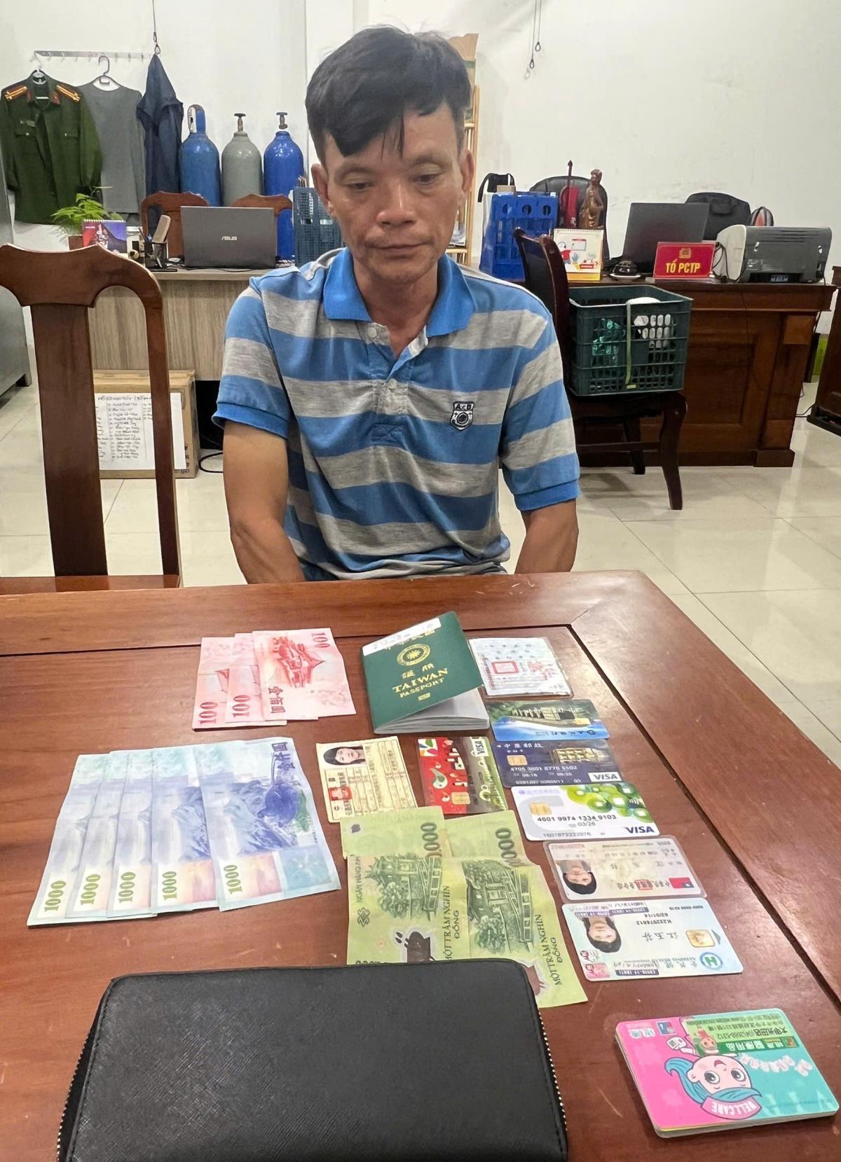 Huỳnh Ngọc Dung và tang vật vụ trộm.