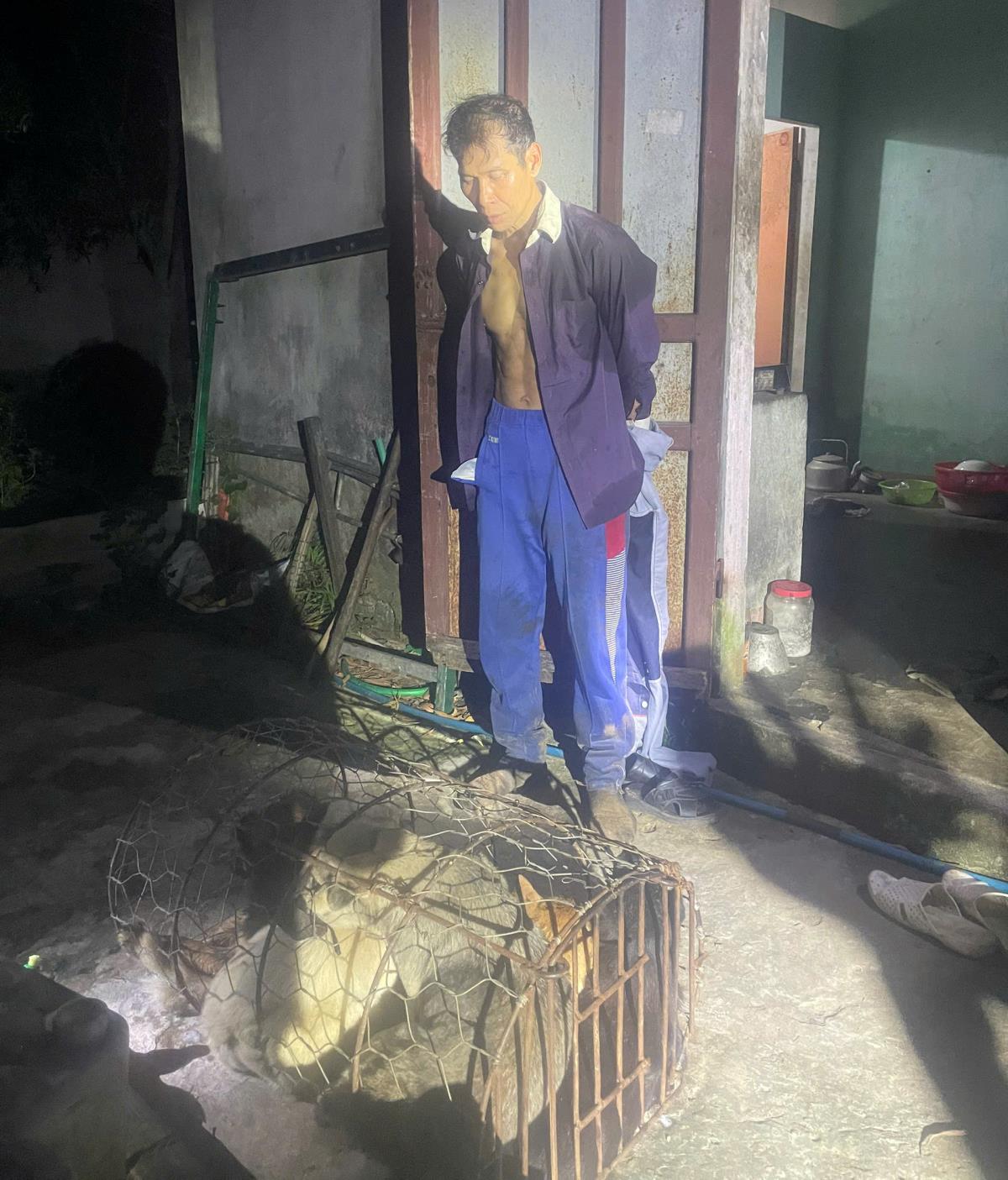 Đối tượng Trần Văn Tuân và tang vật.