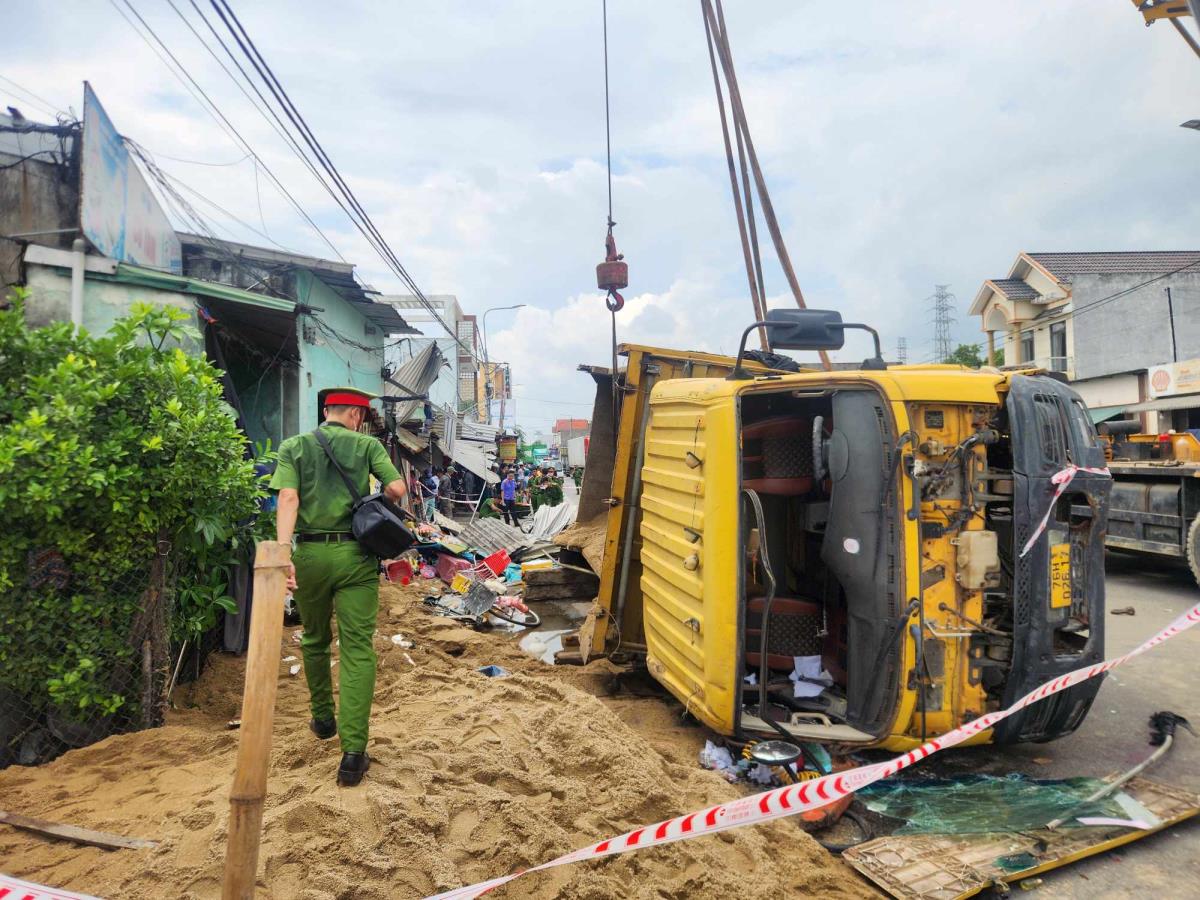 Xe cẩu đưa phương tiện gặp nạn ra khỏi hiện trường.