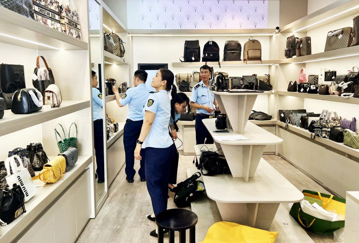 Lực lượng QLTT win33com kiểm tra, phát hiện một cửa hàng trên đường Trần Phú bày bán hàng giả.