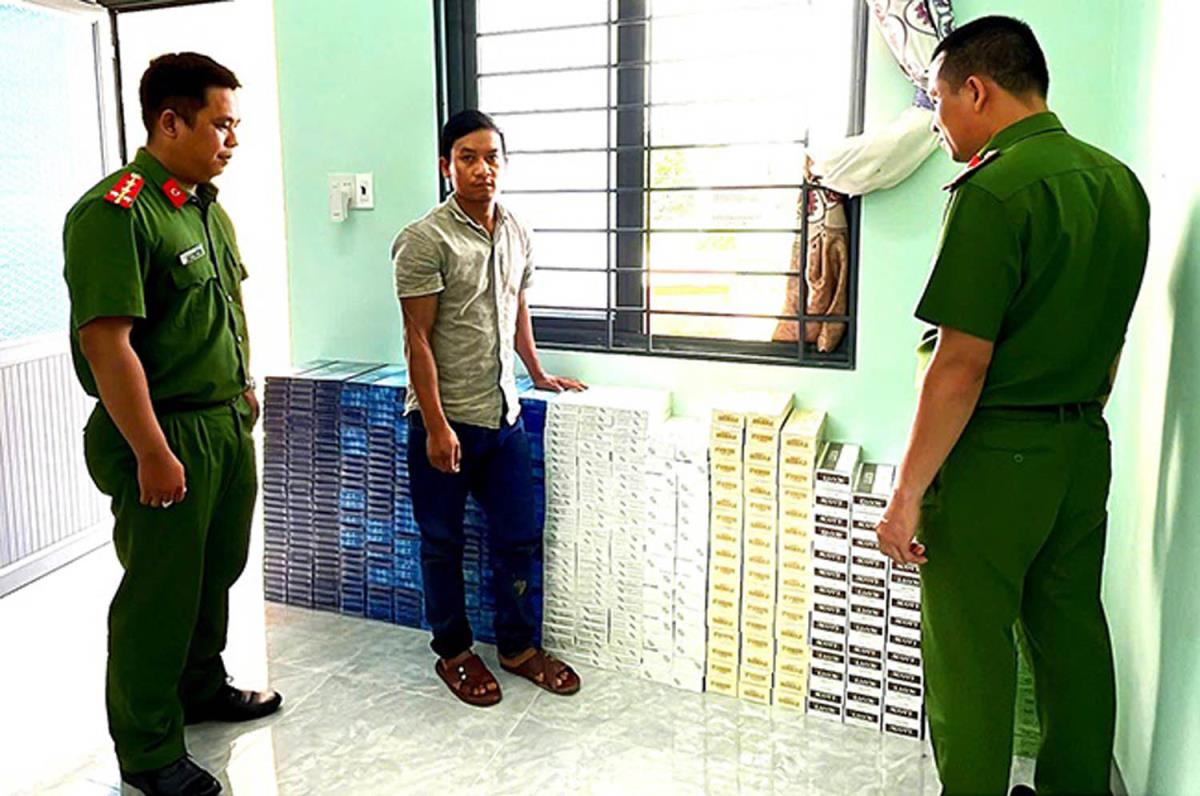 Lực lượng 33win03 bắt quả tang vụ tàng trữ thuốc lá lậu.