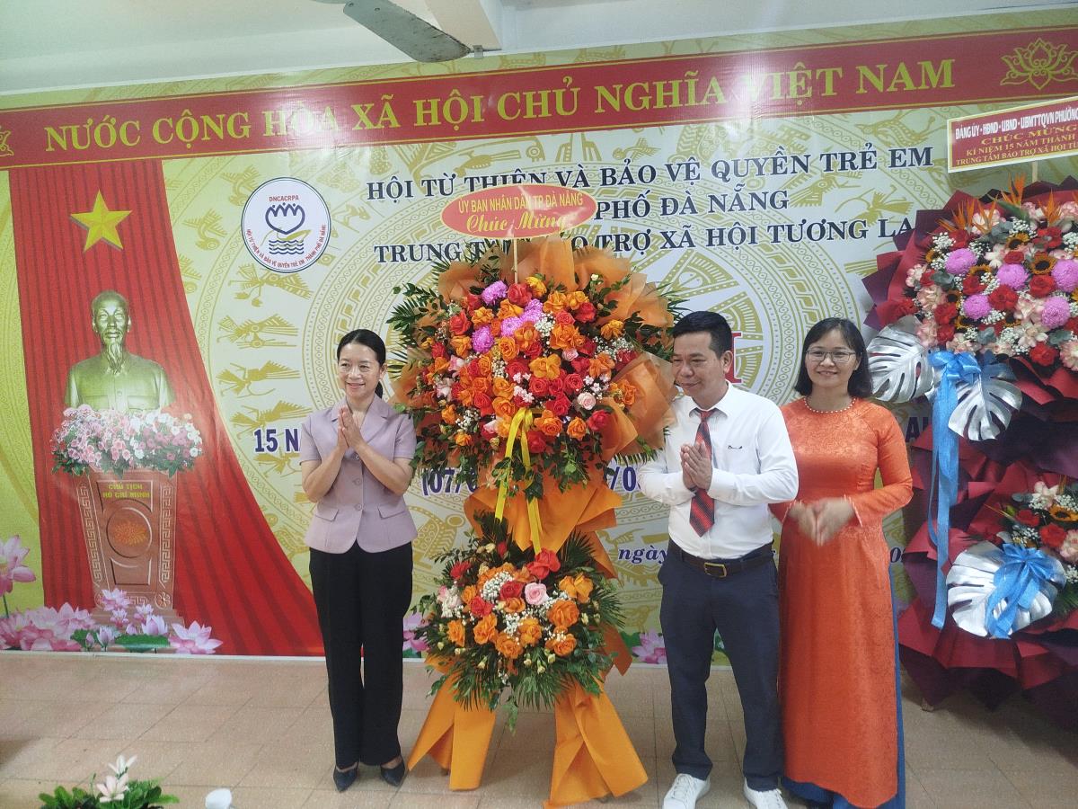 Chủ tịch Hội Từ thiện và Bảo vệ quyền trẻ em TP win33com Lê Thi Tám tặng giấy khen cho các tập thể, cá nhân.