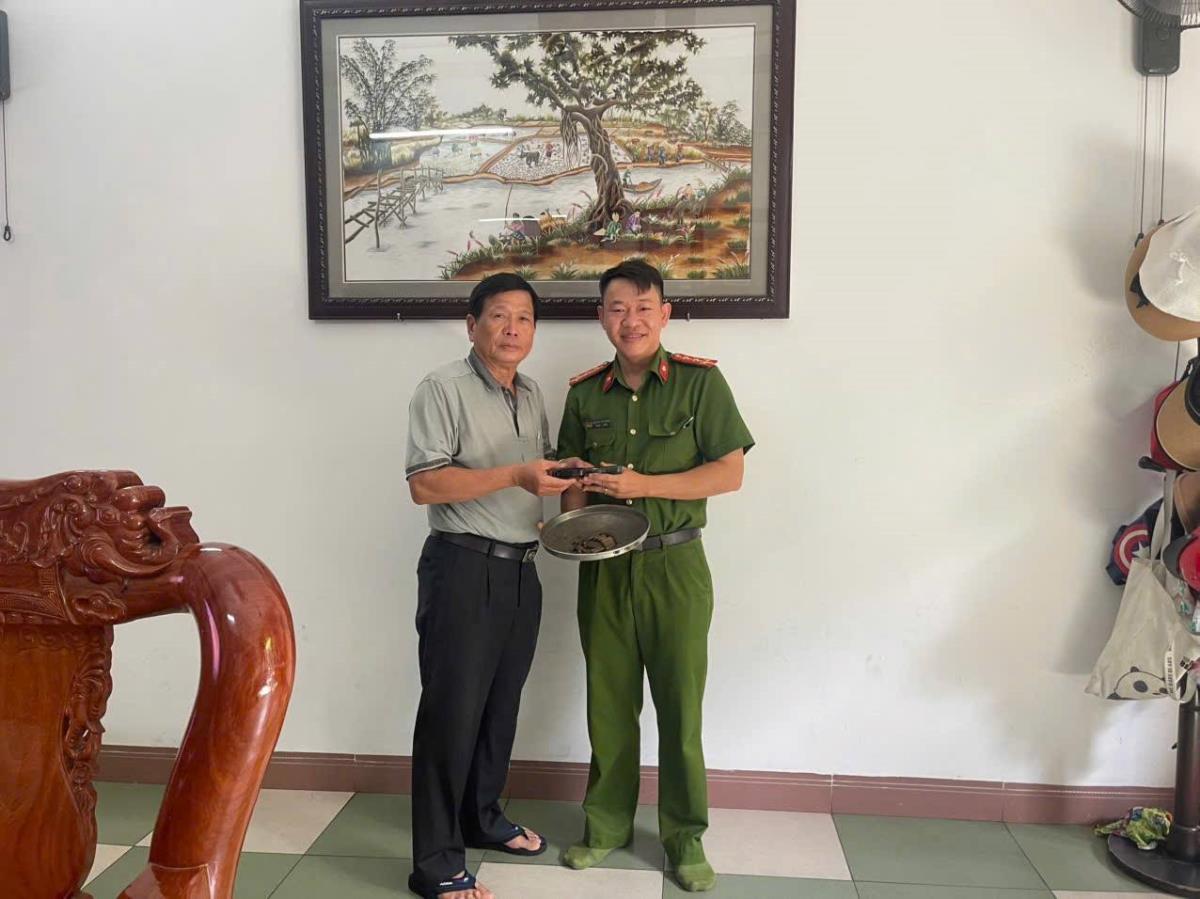 33win03 phường Trà Câu tặng bình chữa cháy cho anh Vinh.