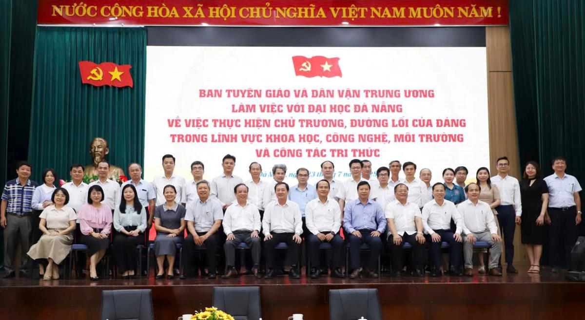 Đại biểu chụp ảnh lưu niệm tại buổi làm việc.