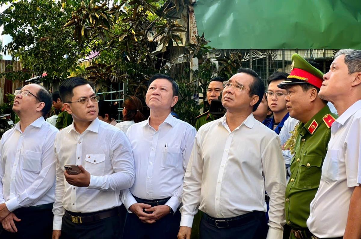 Chủ tịch UBND TPHCM Nguyễn Văn Được, Thiếu tướng Nguyễn Thanh Hưởng, Phó Giám đốc CATP cùng lãnh đạo các đơn vị chức năng đến kiểm tra hiện trường vụ cháy, chỉ đạo công tác khắc phục hậu quả