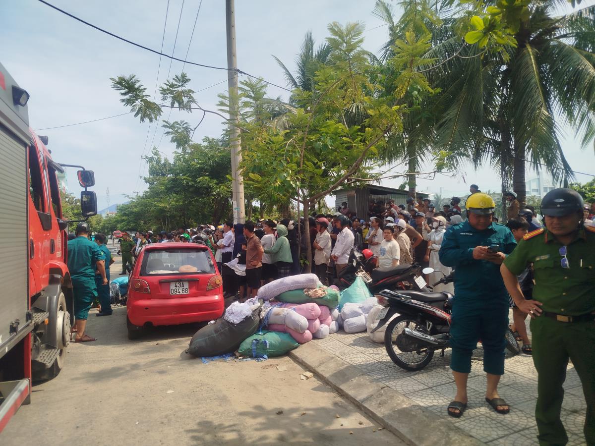 Lực lượng chữa cháy triển khai đội hình khống chế, dập tắt đám cháy.