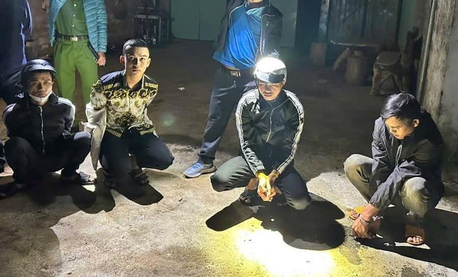 4 đối tượng bị bắt quả tang về hành vi tàng trữ trái phép chất ma túy.
