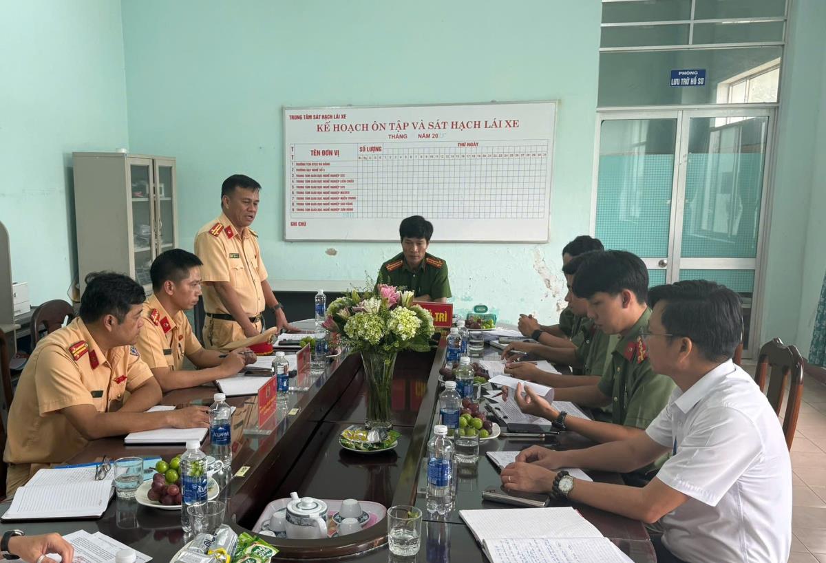 Thượng tá Trần Minh Nguyên kiểm tra và làm việc với Hội đồng sát hạch lái xe tại Trung tâm sát hạch lái xe win33com