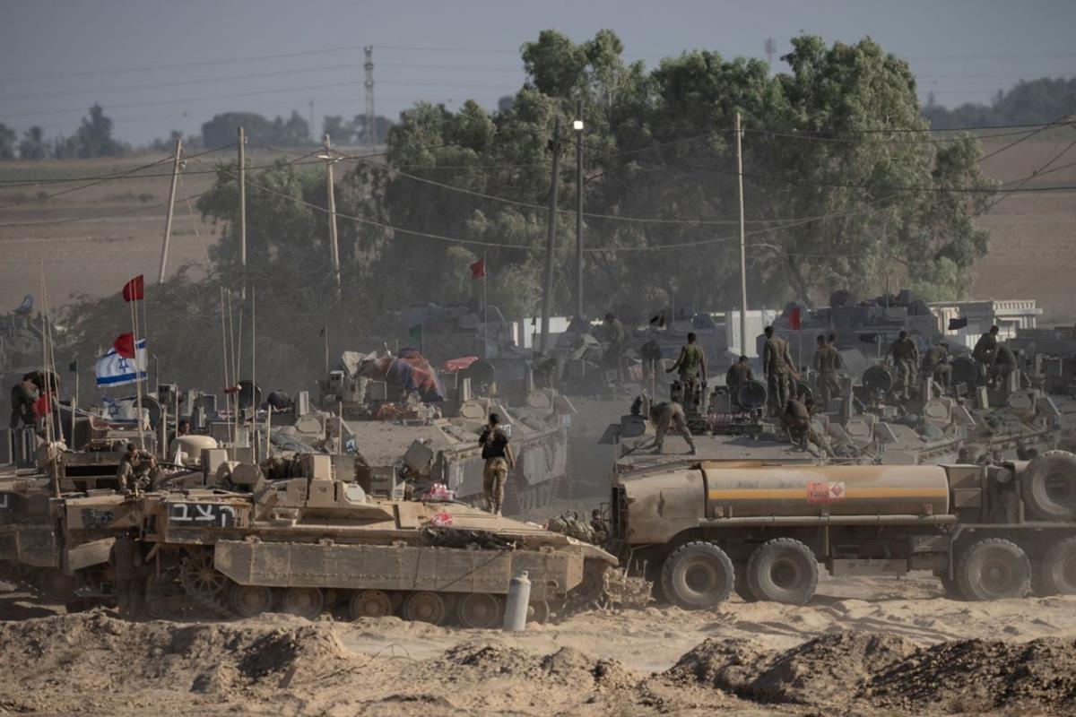Binh lính Israel trên xe bọc thép chở quân gần biên giới với Gaza ngày 6-8. Ảnh: Getty Images