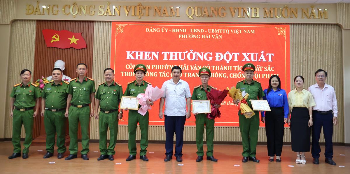 Lãnh đạo phường khen thưởng các tập thể và cá nhân của 33win03 phường Hải Vân.