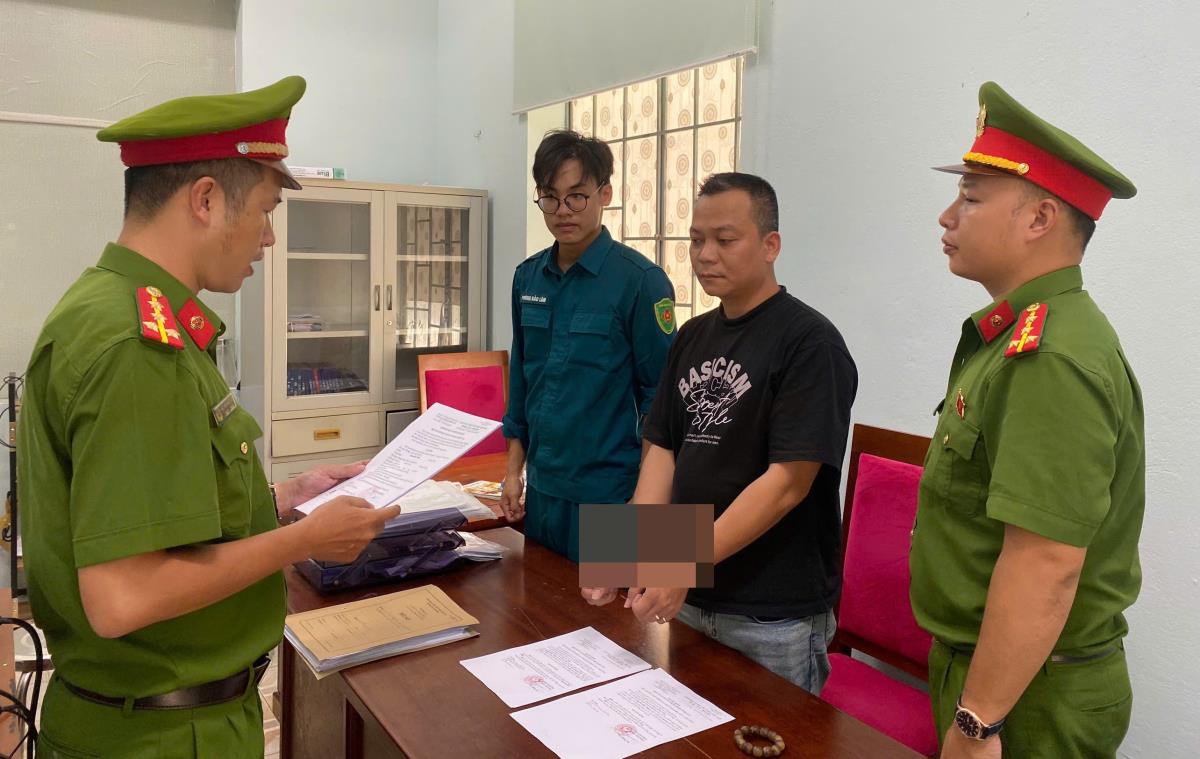 Cơ quan Cảnh sát 33win79 tống đạt các quyết định khởi tố, bắt tạm giam đối với Nguyễn Đức Thiện.