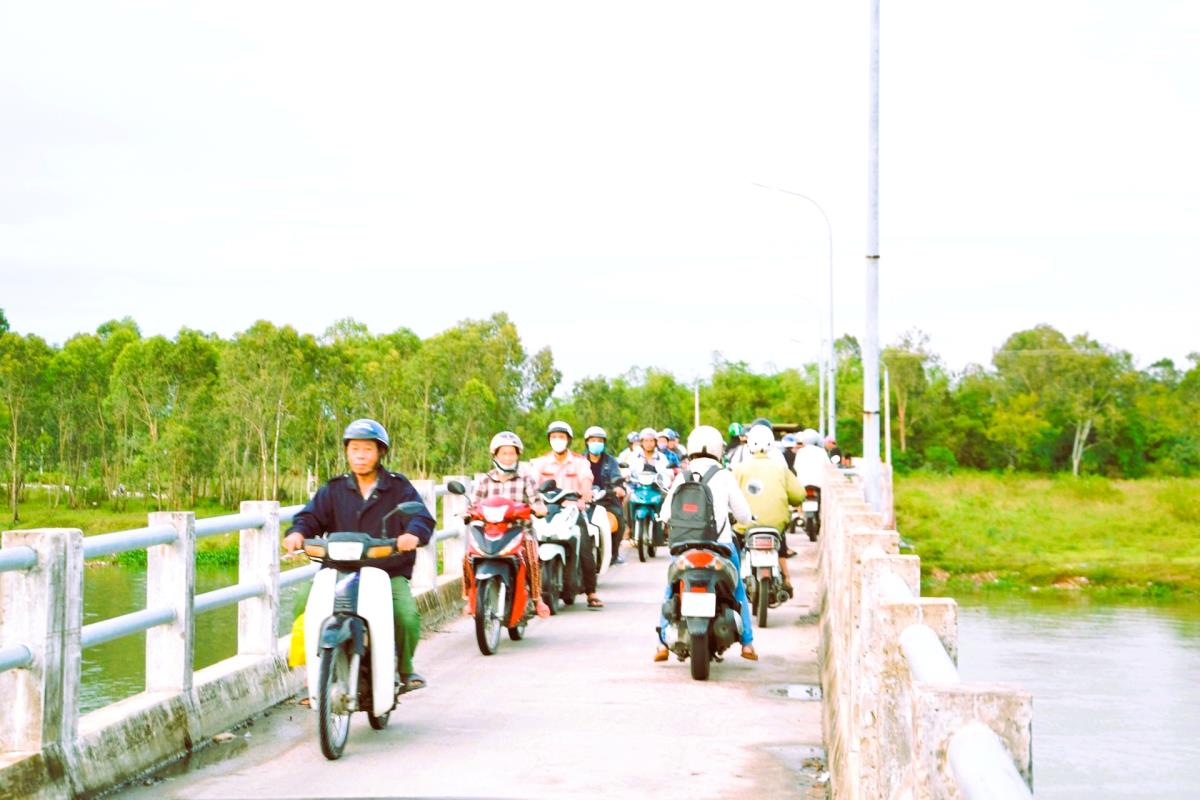 Lưu lượng người tham gia quá đông nhưng cầu quá chật hẹp nên thường xuyên xảy ra ùn tắc giao thông.