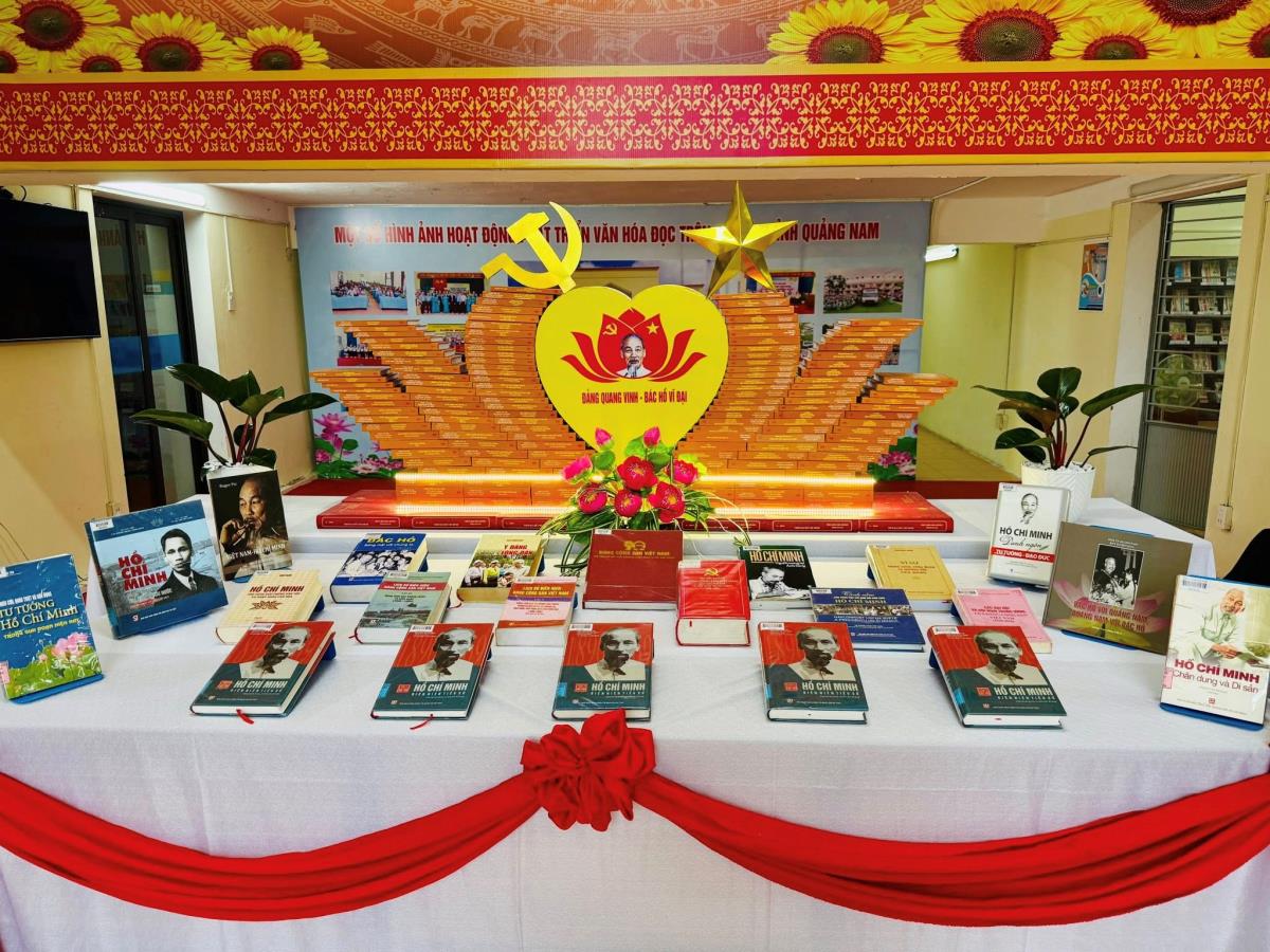 Trưng bày tư liệu sách báo, hình ảnh về Đảng Cộng sản Việt Nam và Chủ tịch Hồ Chí Minh.