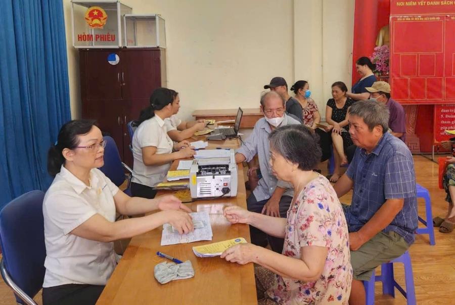 Chi trả chế độ lương hưu, bảo hiểm cho người hưởng.
