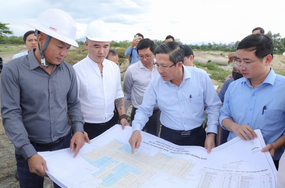 Phó Chủ tịch UBND TP Trần Nam Hưng kiểm tra thực tế tại dự án Khu đô thị Hera Complex Riverside.