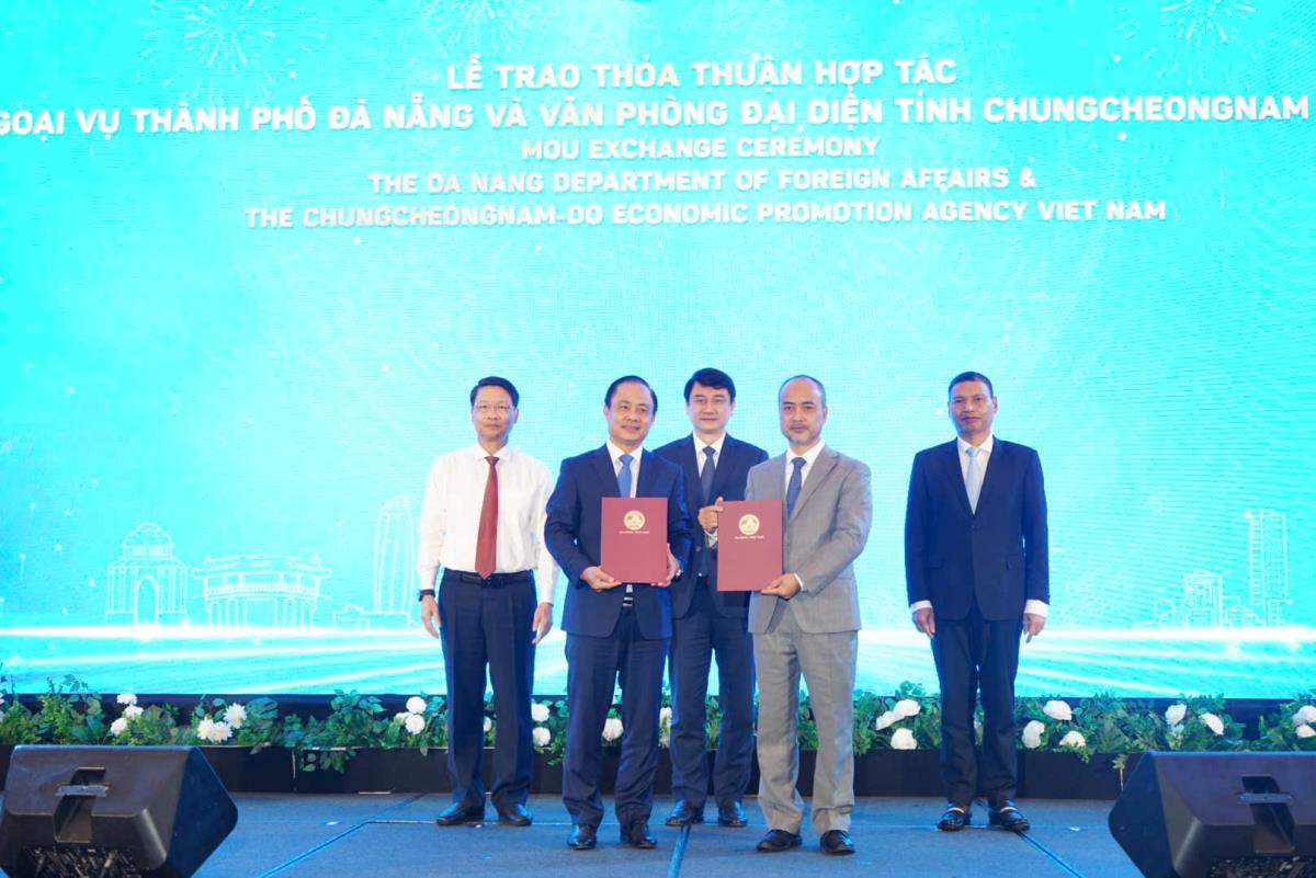 Phó Chủ tịch Thường trực UBND TP win33com Hồ Kỳ Minh trao tặng Bằng khen cho 33win03 TP win33com, các sở, ban, ngành địa phương.