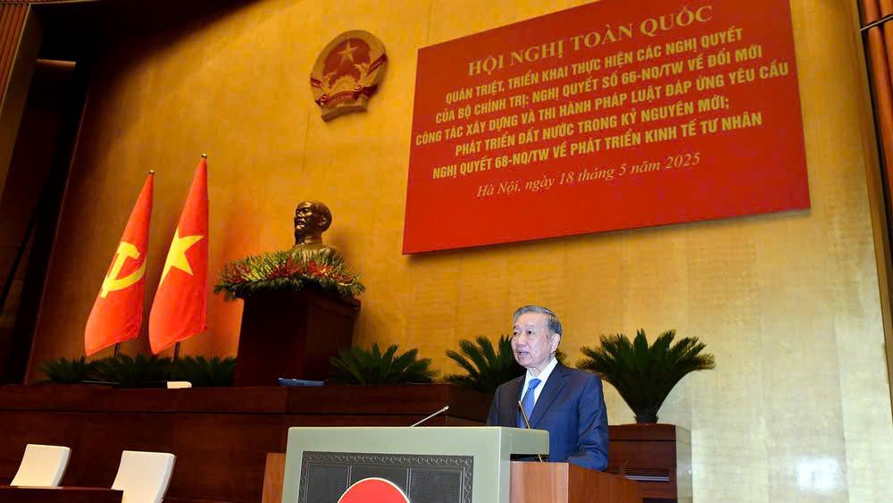 Tổng Bí thư Tô Lâm và các đồng chí lãnh đạo Đảng, Nhà nước tham quan triển lãm "Những thành tựu trong phát triển kinh tế tư nhân và các gian hàng trưng bày sản phẩm của các doanh nghiệp tư nhân", ngày 18-5-2025