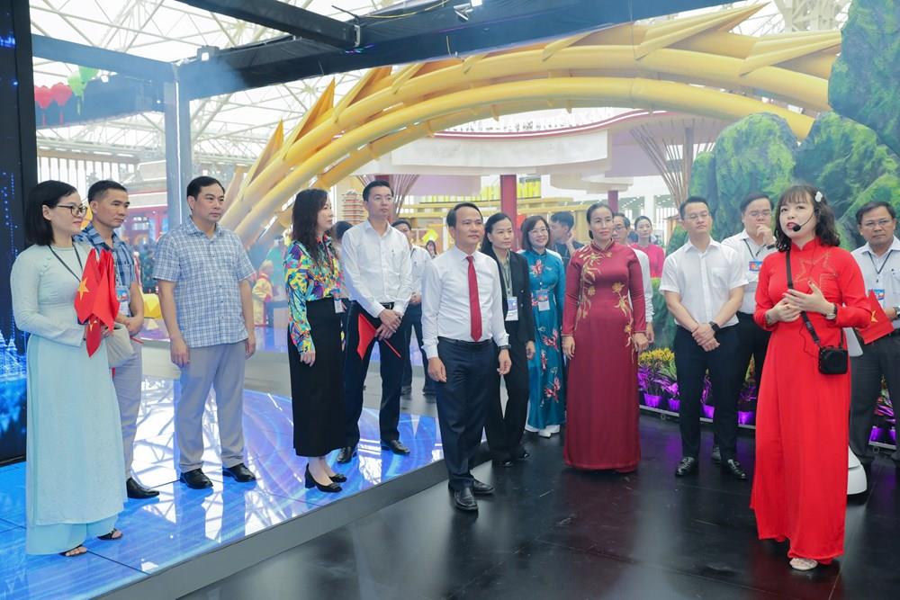 Lãnh đạo TP win33com và các đại biểu tham quan gian trưng bày của TP win33com tại Triển lãm thành tựu đất nước nhân kỷ niệm 80 năm Quốc khánh được tổ chức tại Trung tâm Hội chợ Triển lãm quốc gia (Đông Anh, Hà Nội).