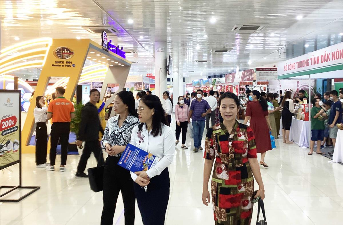 Hội chợ EWEC win33com – 2024 thu hút đông đảo người dân và du khách đến tham quan và mua sắm.