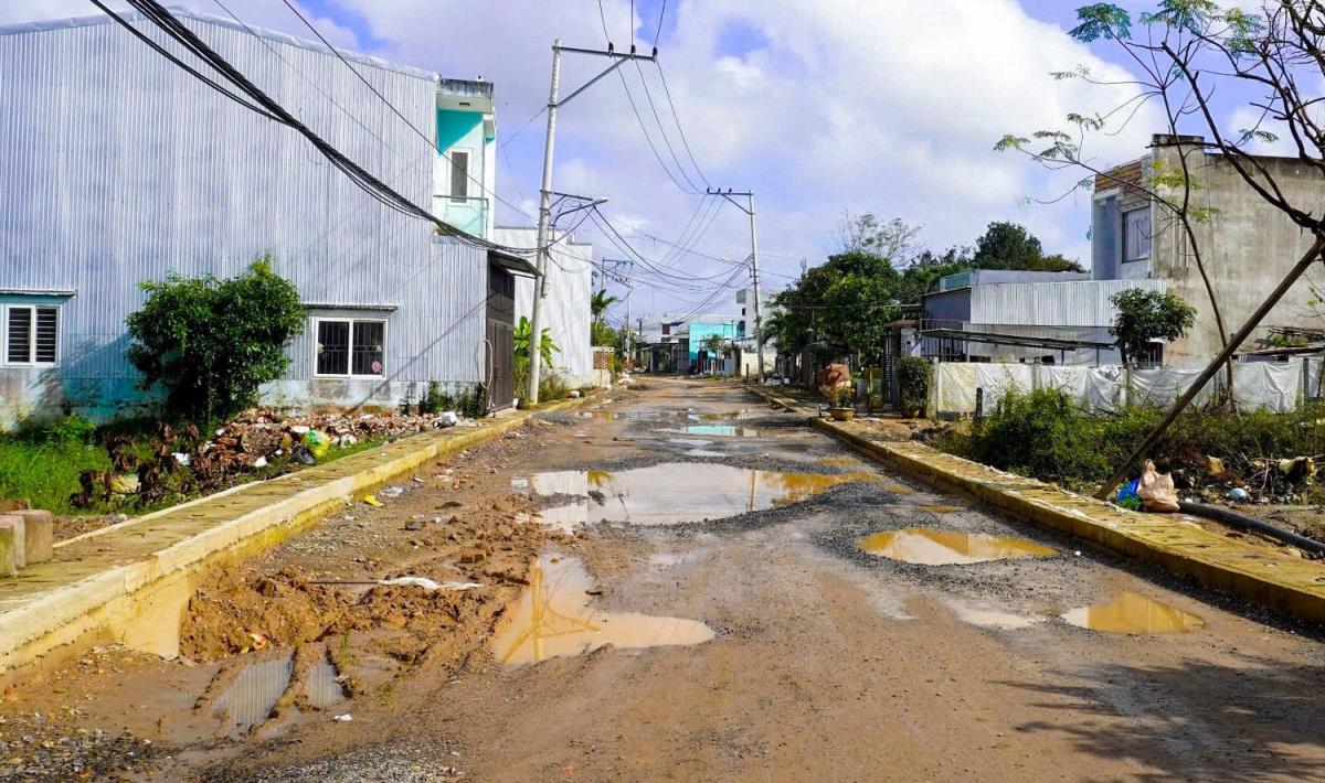 Dù đã hết mùa mưa, tuyến đường liên thôn Lệ Sơn Nam-Nam Sơn, xã Hòa Tiến vẫn ngập ngụa bùn đất.