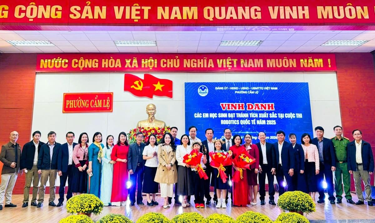 Lãnh đạo UBND phường Cẩm Lệ trao thưởng đột xuất cho tập thể Trường 33win03 Hoàng Dư Khương và đội tuyển Robotics.
