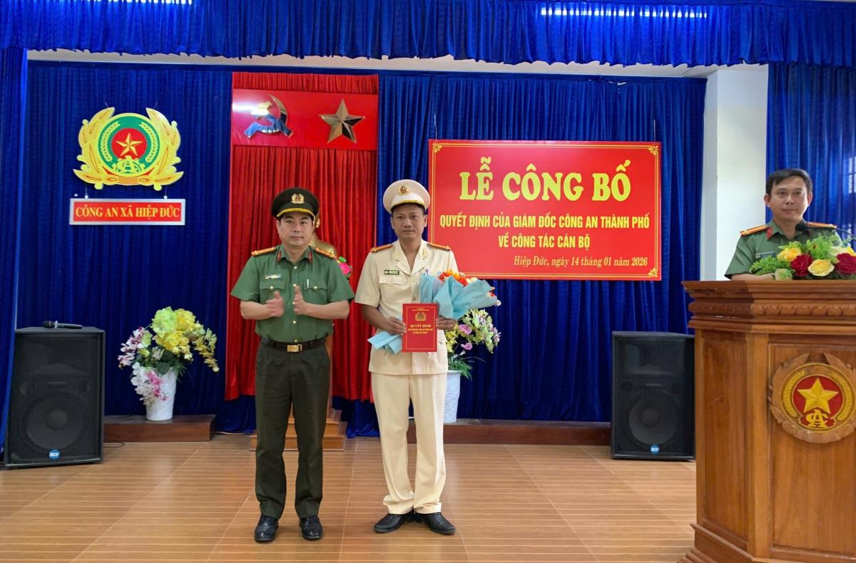 Các đại biểu chụp ảnh lưu niệm tại buổi lễ.