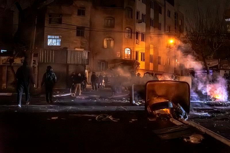 Chặn đường, đốt phá trong một cuộc biểu tình ở Tehran, Iran ngày 9-1. Ảnh: AFP