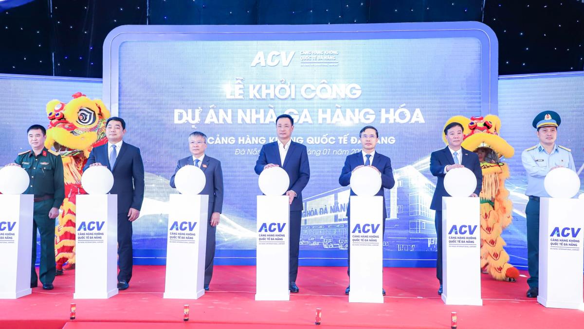 Đại biểu thực hiện nghi thức khởi công.