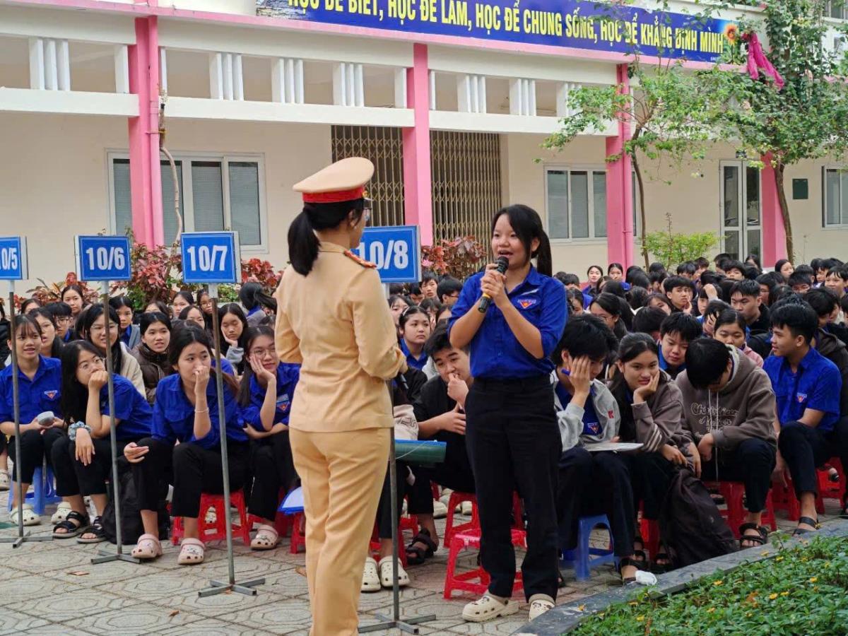 Đội CSGT đường bộ số 2 trao tặng 30 mũ bảo hiểm để lãnh đạo nhà trường phát cho các em học sinh.