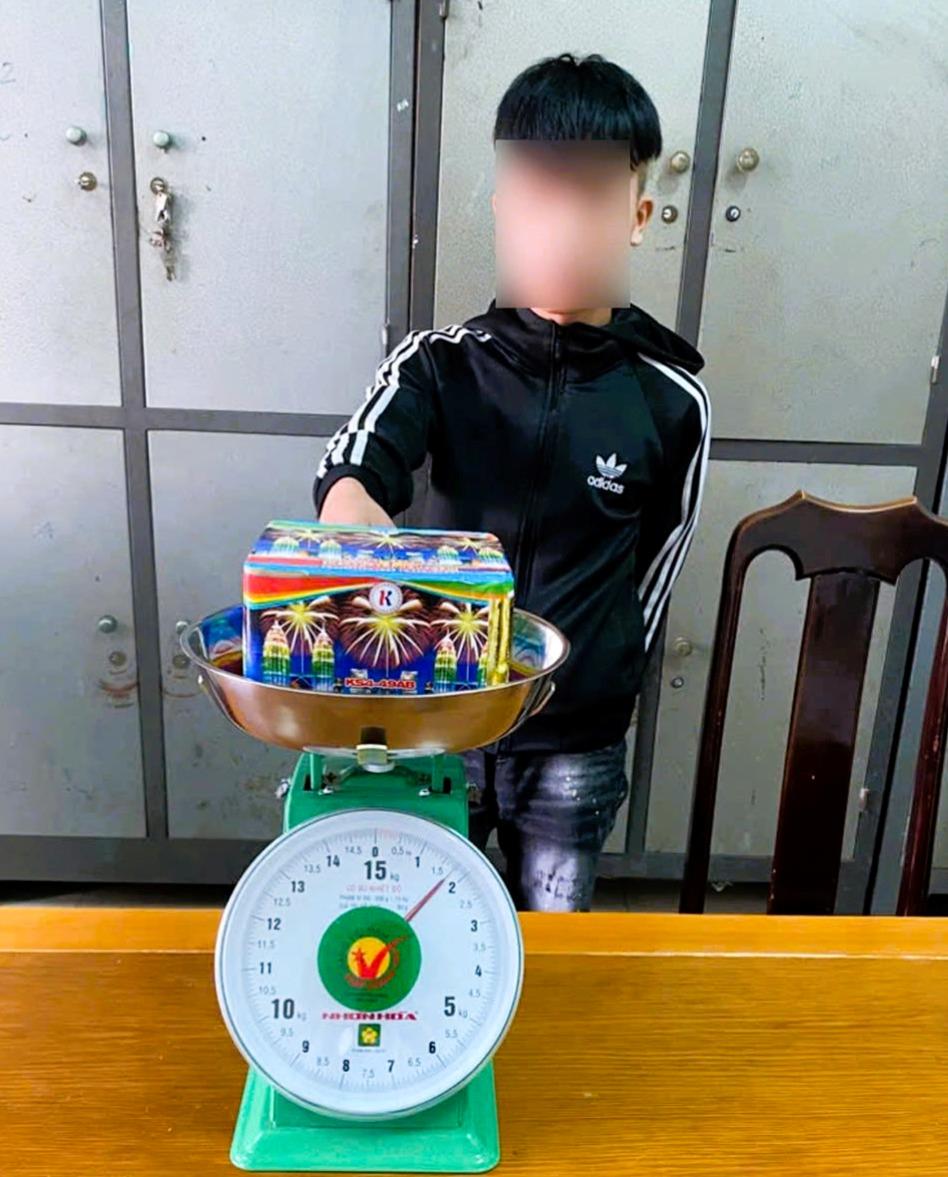 Đối tượng Đ.T.H.B cùng hộp pháo hoa nổ.