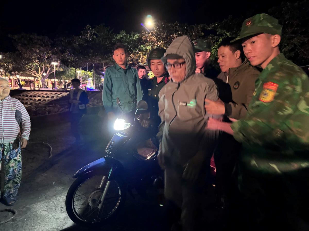 BĐBP hỗ trợ đưa ông Thành vào đất liền cấp cứu.