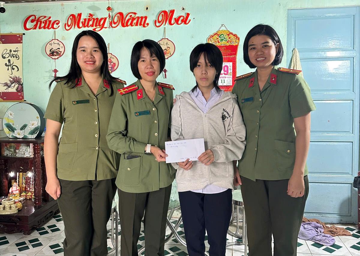 Hội Phụ nữ cơ sở các đơn vị thăm, hỗ trợ kinh phí cho em Đinh Thị Cẩm Hường.