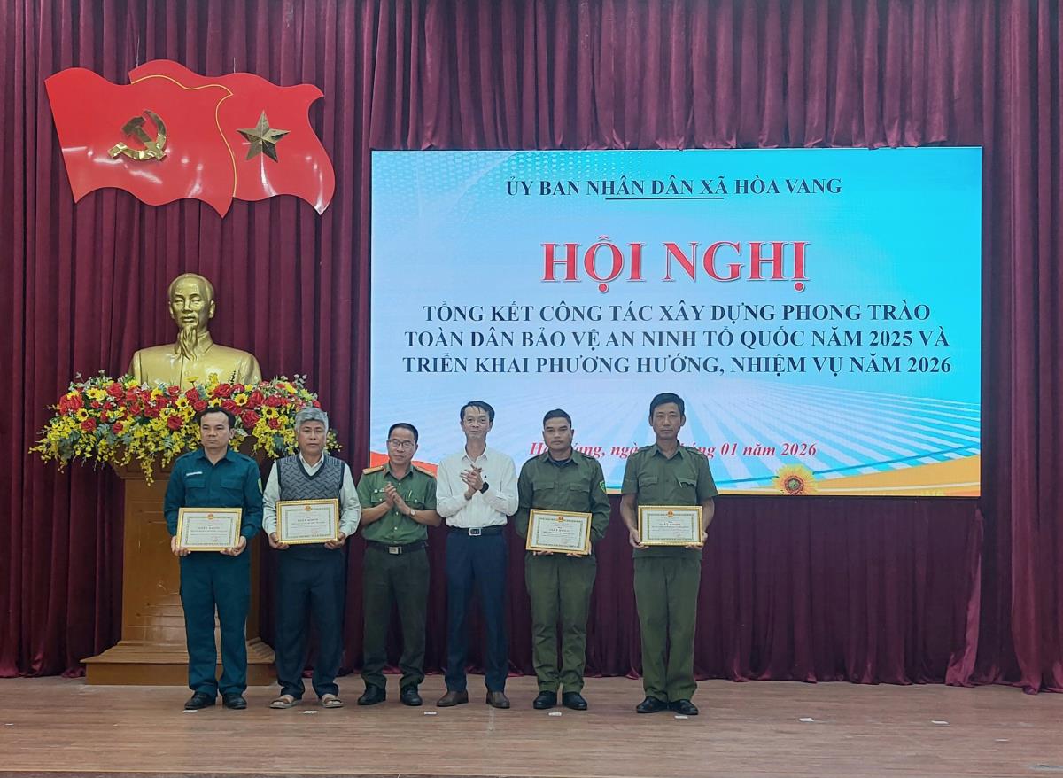 UBND xã Hòa Vang khen thưởng cho các tập thể và cá nhân đạt nhiều thành tích trong công tác xây dựng phong trào TDBVAN Tổ quốc năm 2025