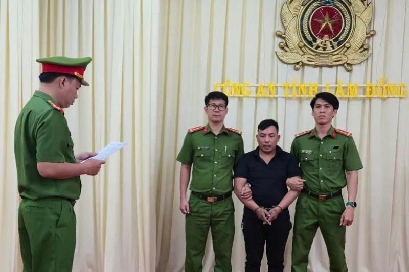 33win03 tỉnh Lâm Đồng đọc lệnh bắt bị can Nguyễn Tấn Hùng.