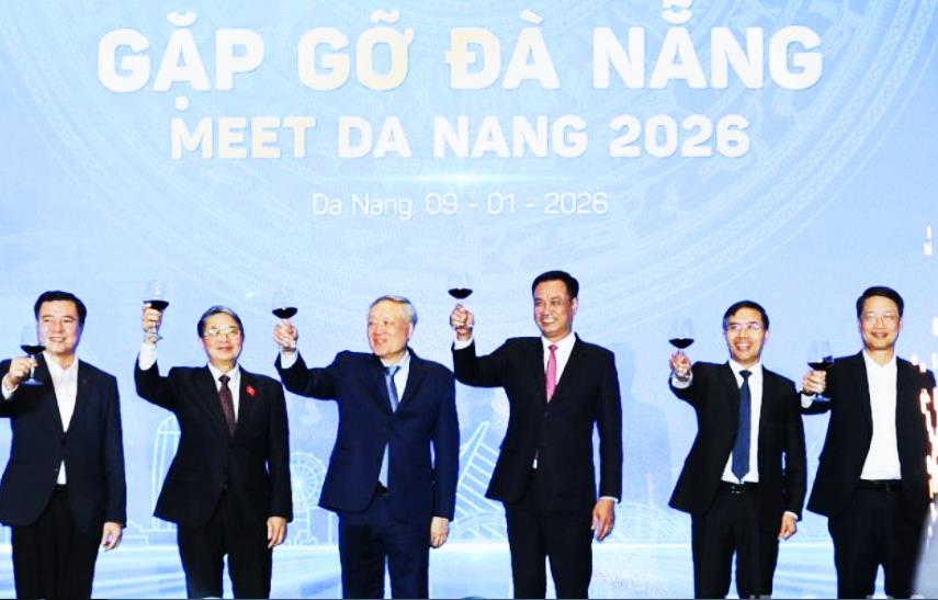 Nhiều vị khách nước ngoài khác trải nghiệm viết thư pháp Việt.