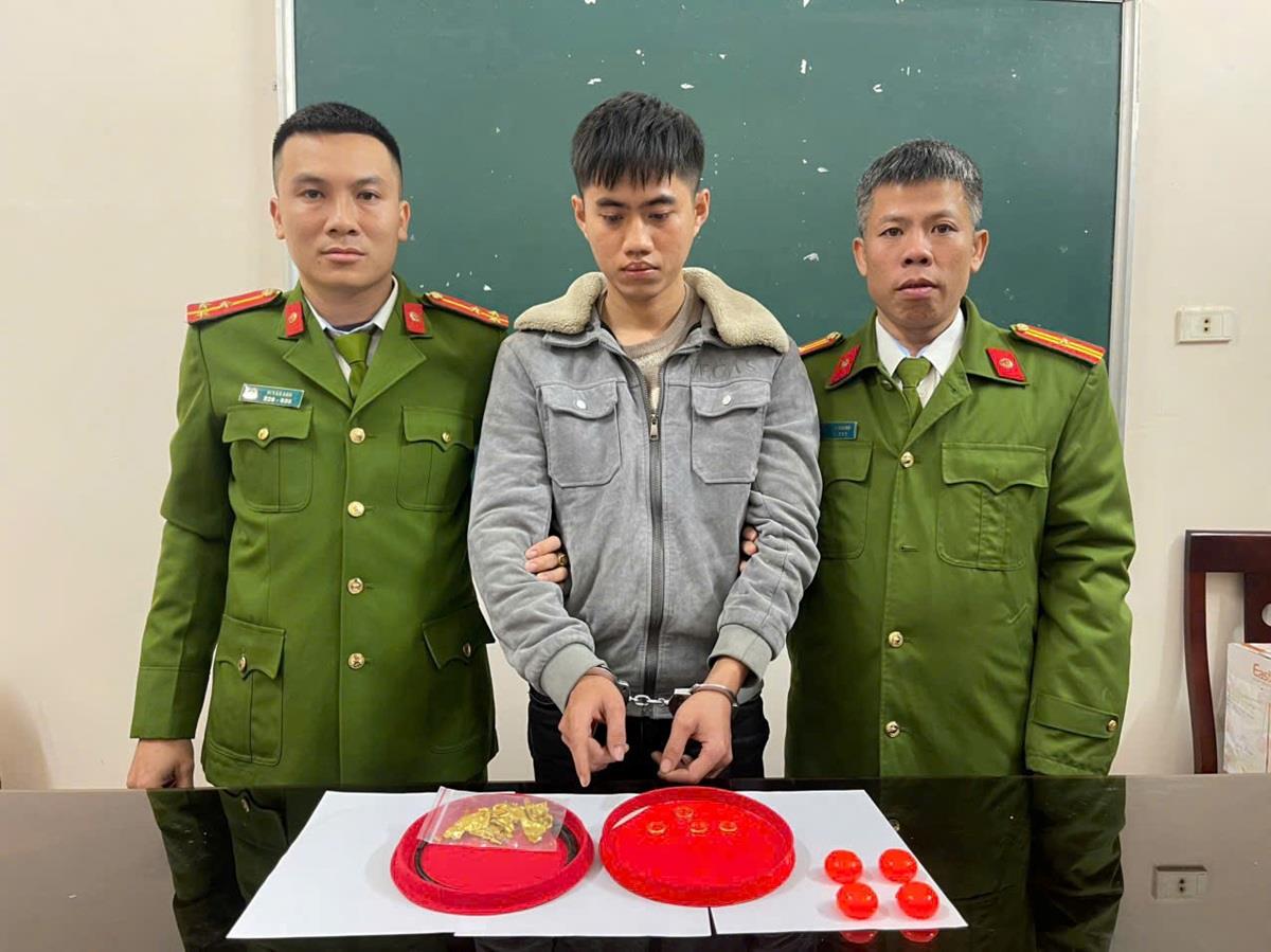 Đối tượng Vi Văn Hạnh và tang vật của vụ án.