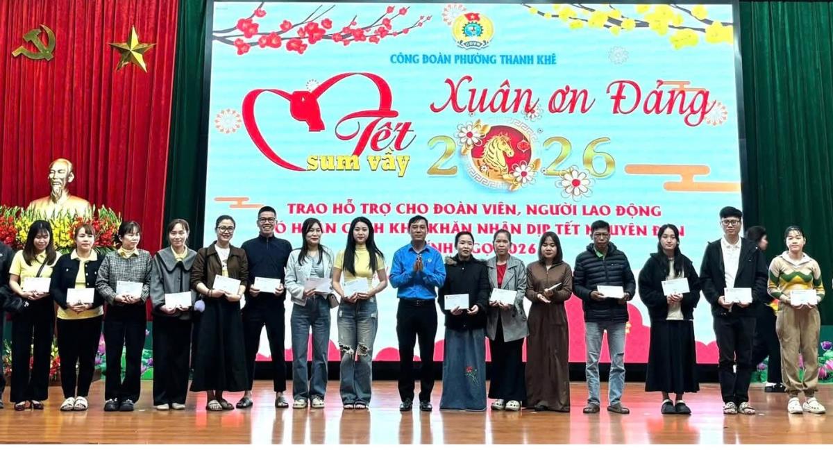 Phòng CSGT trao hỗ trợ xóa nhà tạm cho gia đình ông Điểu