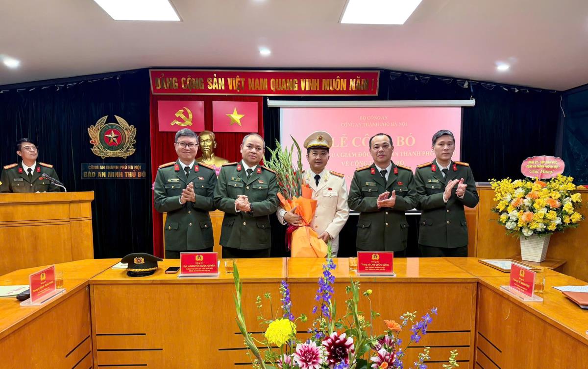 Lãnh đạo CATP Hà Nội chúc mừng tập thể cán bộ chiến sĩ, người lao động báo An ninh Thủ đô sau khi đơn vị được kiện toàn tổ chức tại chỗ và bổ nhiệm tân Trưởng Ban Biên tập