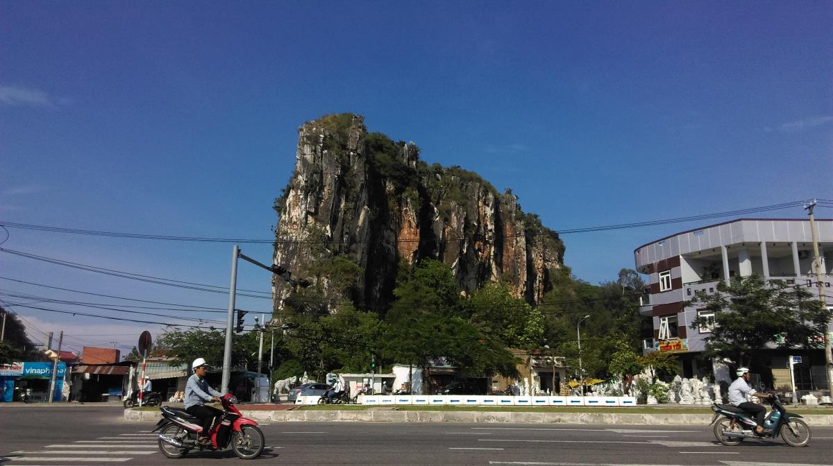 Bình minh ở một góc phố cổ Hội An.