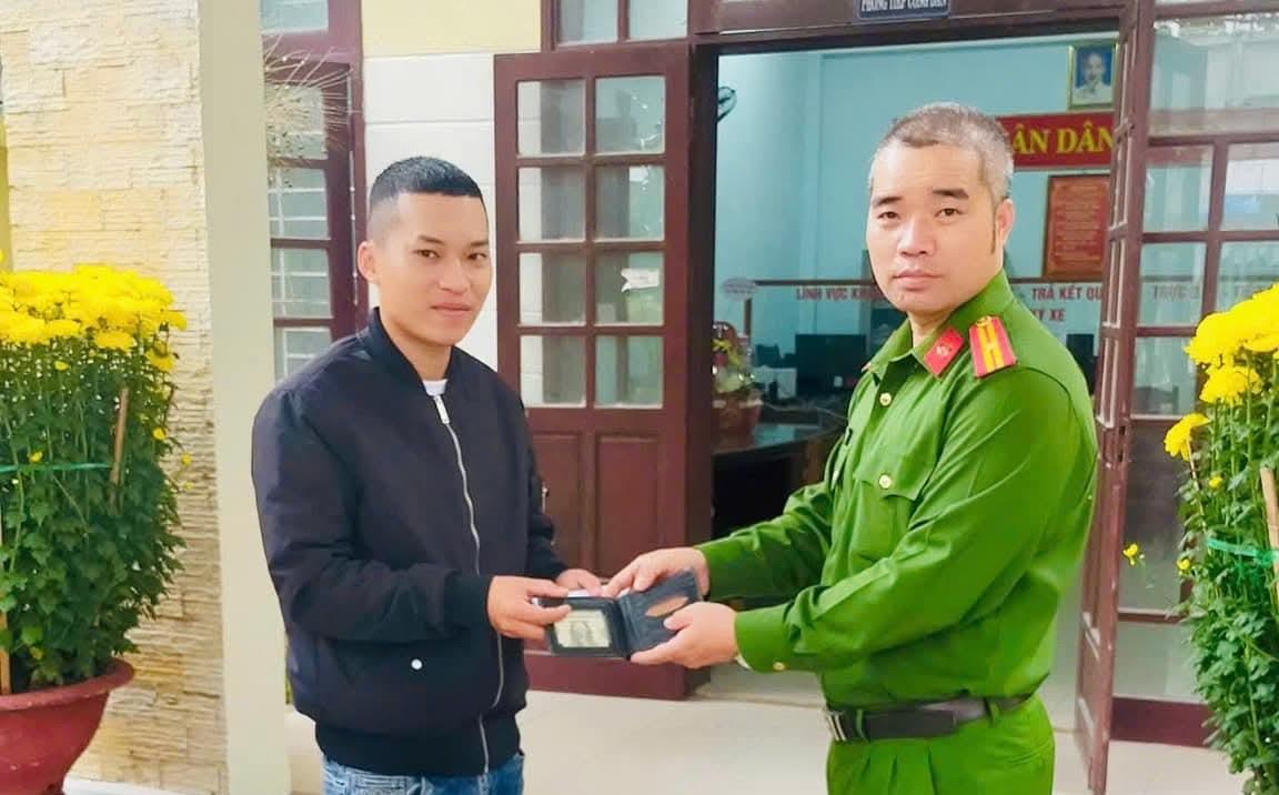 33win03 phường An Khê trao trả tài sản cho người đánh rơi.