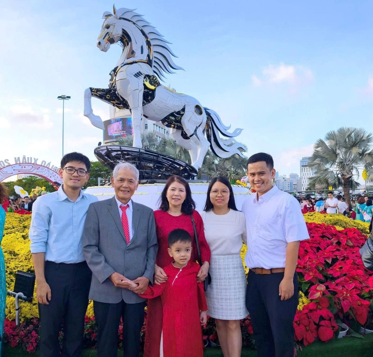 Người dân đi lễ chùa đầu năm mới.