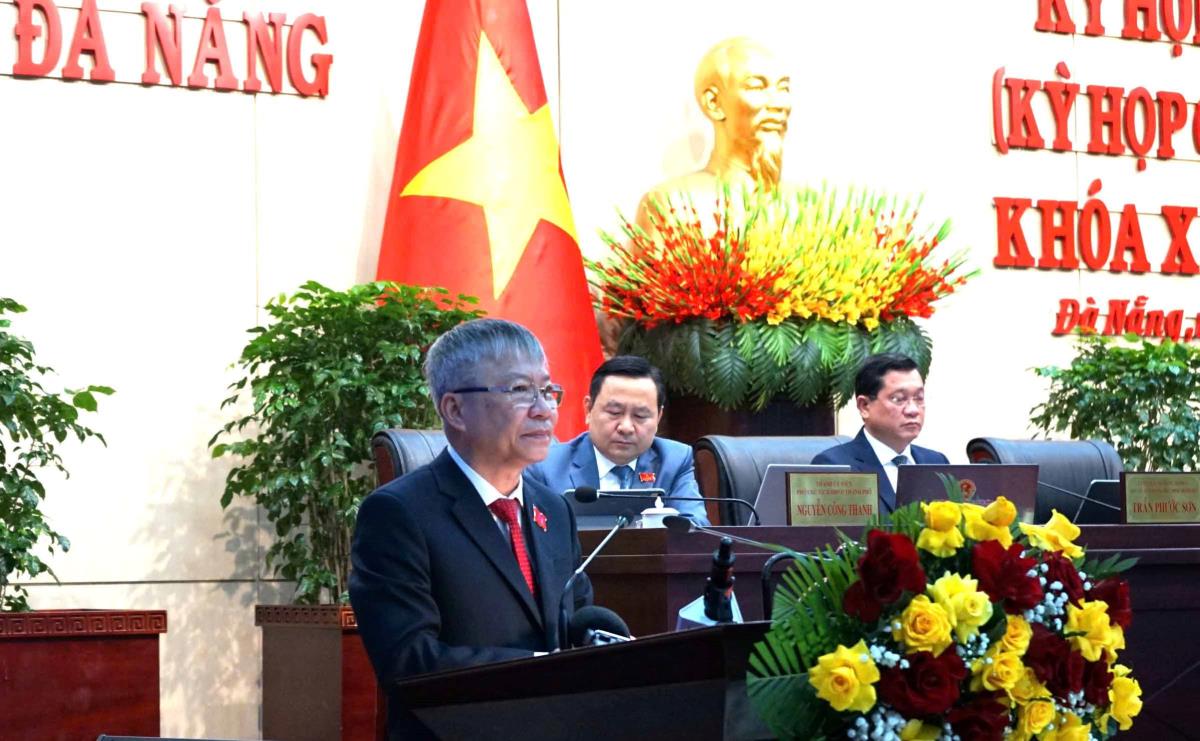 Phó Chủ tịch Thường trực HĐND thành phố Trần Phước Sơn điều hành thông qua Nghị quyết tại kỳ họp