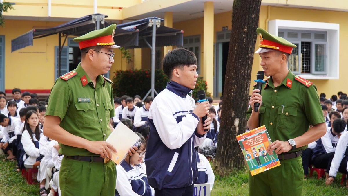 m333win, đối thoại trực tiêp với học sinh tại buổi tuyên truyền.