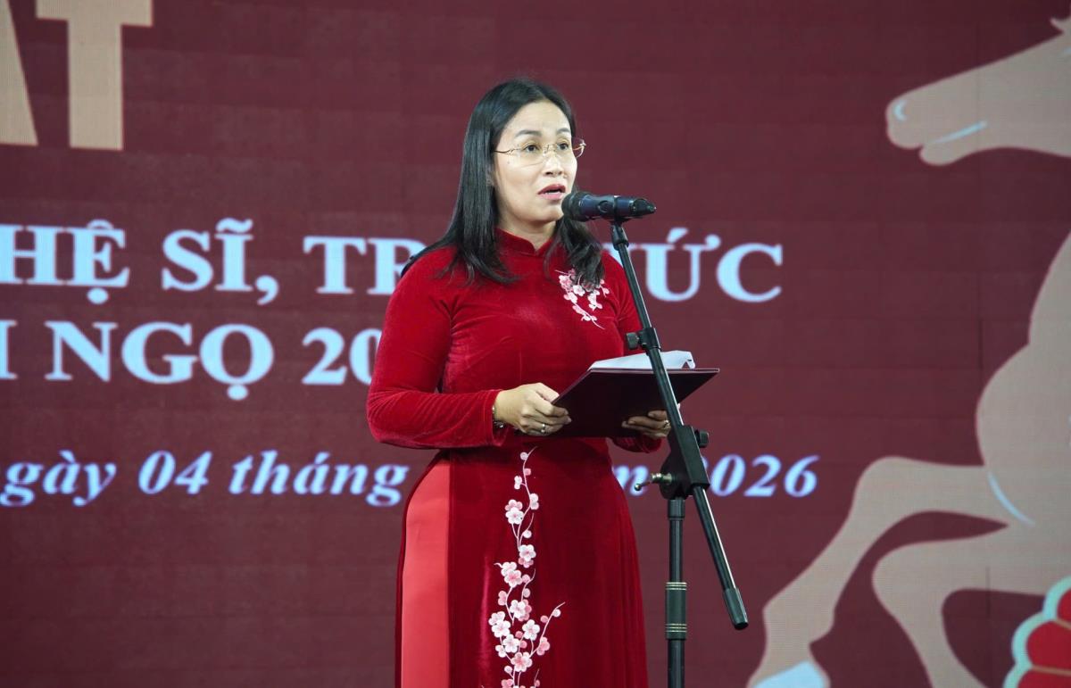 Phó Chủ tịch UBND thành phố Nguyễn Thị Anh Thi phát biểu tại buổi gặp mặt.