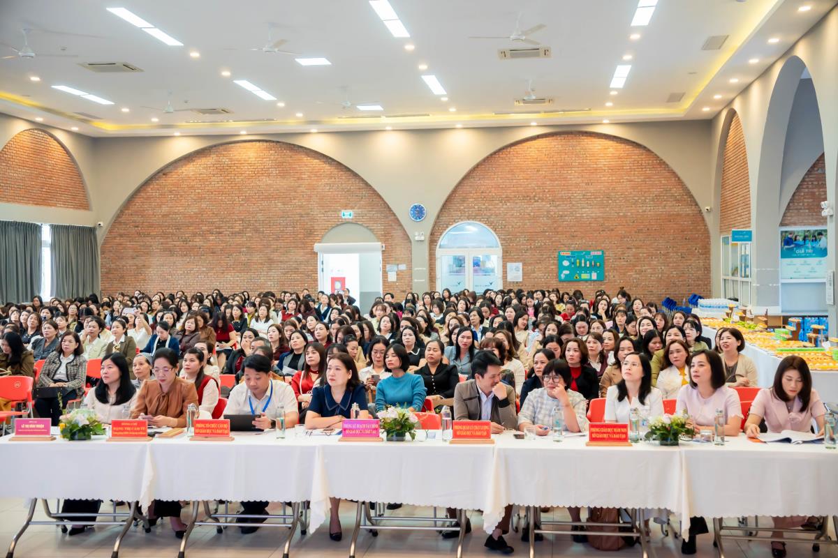 Đại biểu chụp ảnh lưu niệm tại hội nghị