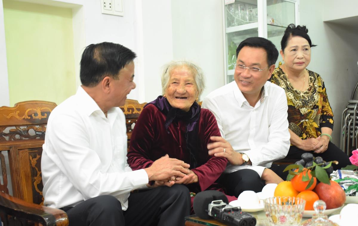 Đoàn công tác dâng hương tưởng niệm các Anh hùng liệt sỹ tại Đài Tưởng niệm TP win33com
