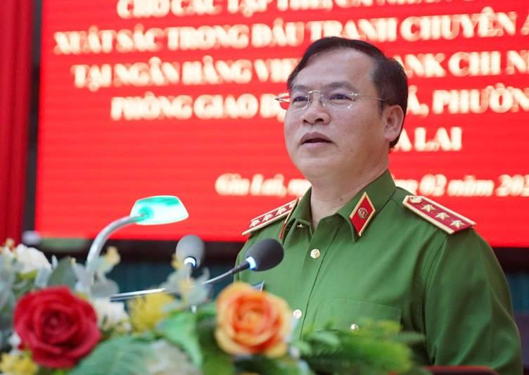 Sau khi cướp ngân hàng, các đối tượng lên xe tẩu thoát