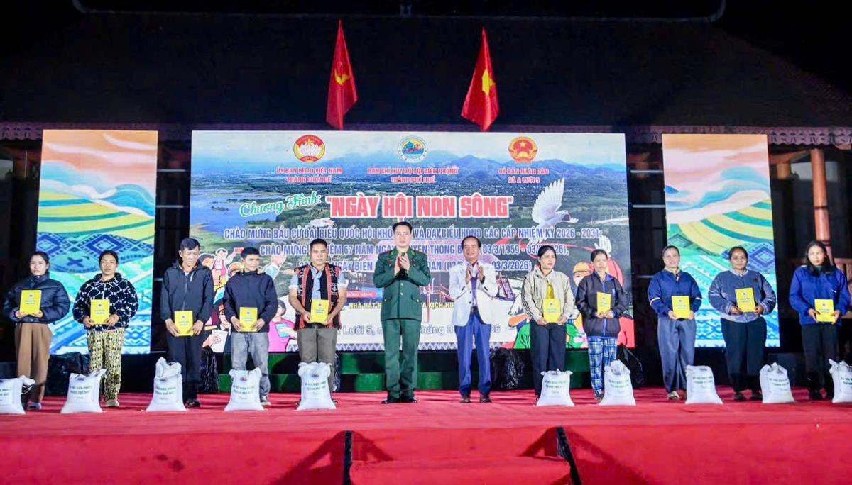 Nhiều suất quà được trao cho các gia đình chính sách và hộ dân có hoàn cảnh khó khăn trên địa bàn.